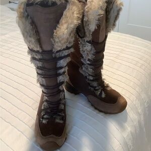 Cozy Brown Fur-Lined Women's Winter Boots